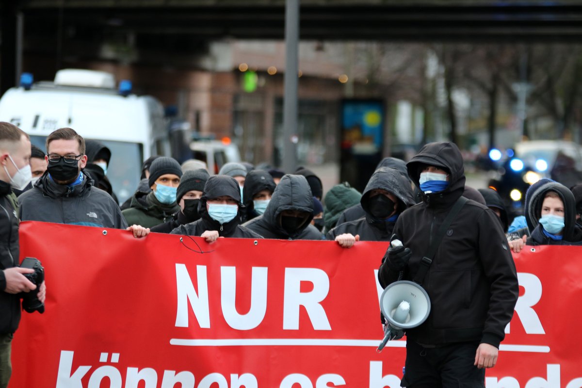 Pixelarchiv1's tweet photo. Samstag liefen ca. 3000 Impfgegner:innen Seite an Seite mit über 50 organisierten Neonazis in #Hamburg. Anhänger der Kleinstpartei "III.Weg" &amp; die Jugendorganisation "Junge Nationalisten" der NPD bildeten einen Block auf der Demo #NoNazisHH #HH2201
Bilder: https://t.co/bYlJaz5n8r https://t.co/OIS650MyQw