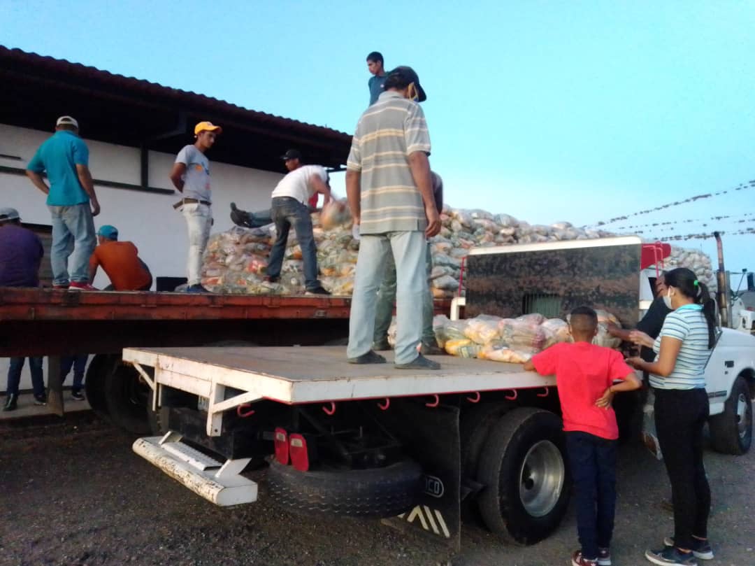 Clapyacambu2's tweet photo. Desde el área de defensa integral GAYON  ADI se despachan Alimentos a los Clap del Municipio AEB gracias a las políticas públicas y de protección social de nuestro presidente @NicolasMaduro #YoNoFirmo https://t.co/3CWdlg8d7q