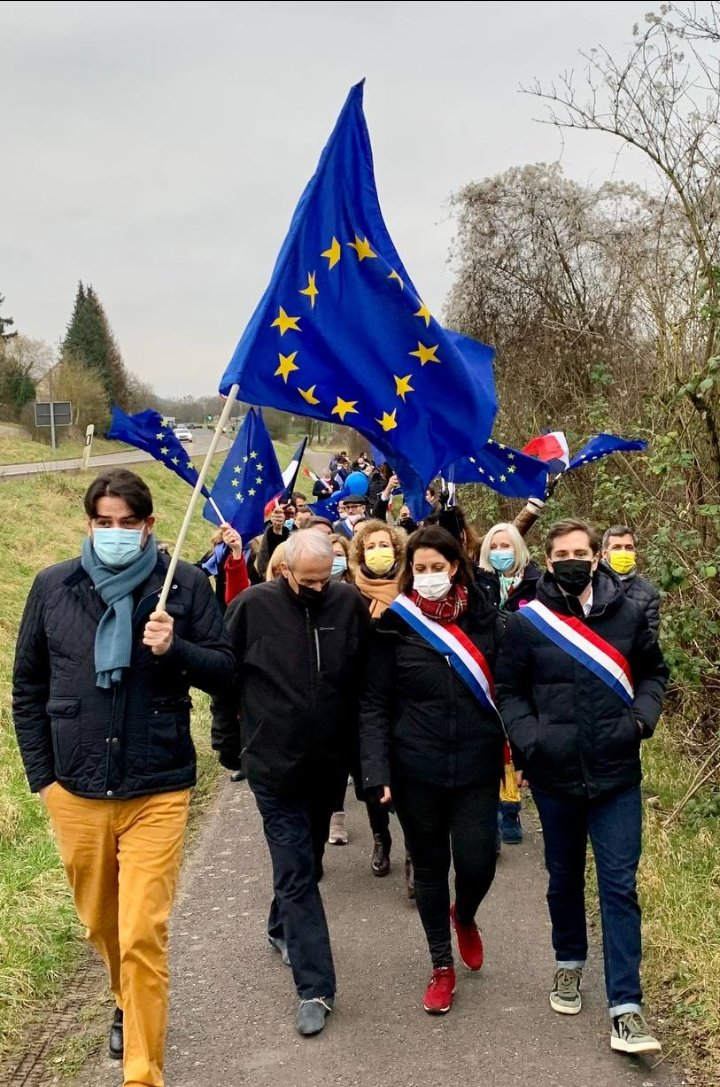 RenaissanceUE57's tweet photo. Belle mobilisation 🇪🇺, ce samedi on porte haut les couleurs de 🇪🇺 et on n'hésite pas à le montrer ! 

Un  engagement fort, tout comme @EmmanuelMacron,ensemble n'oublions pas de changer L'Europe pour faire avancer la France ! 

  #PFUE2022 #3frontieresen15  #transfrontaliers #UE https://t.co/d27HMI35ve