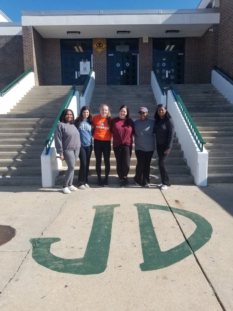 MrDLTJr's tweet photo. Special thanks to Kappa Delta Pi Education Honor Society at Auburn University at Montgomery for volunteering to paint at Jeff Davis High School. #JDVols #VolunteerPride @dpmjdhs @JeffDavisHighS2 @JDActivities https://t.co/kBrklQYV4K