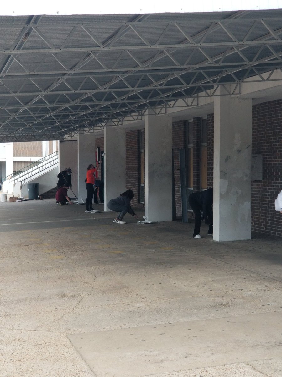 MrDLTJr's tweet photo. Special thanks to Kappa Delta Pi Education Honor Society at Auburn University at Montgomery for volunteering to paint at Jeff Davis High School. #JDVols #VolunteerPride @dpmjdhs @JeffDavisHighS2 @JDActivities https://t.co/kBrklQYV4K