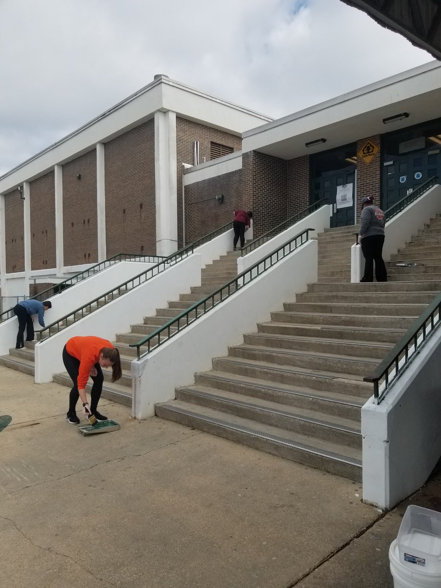 MrDLTJr's tweet photo. Special thanks to Kappa Delta Pi Education Honor Society at Auburn University at Montgomery for volunteering to paint at Jeff Davis High School. #JDVols #VolunteerPride @dpmjdhs @JeffDavisHighS2 @JDActivities https://t.co/kBrklQYV4K
