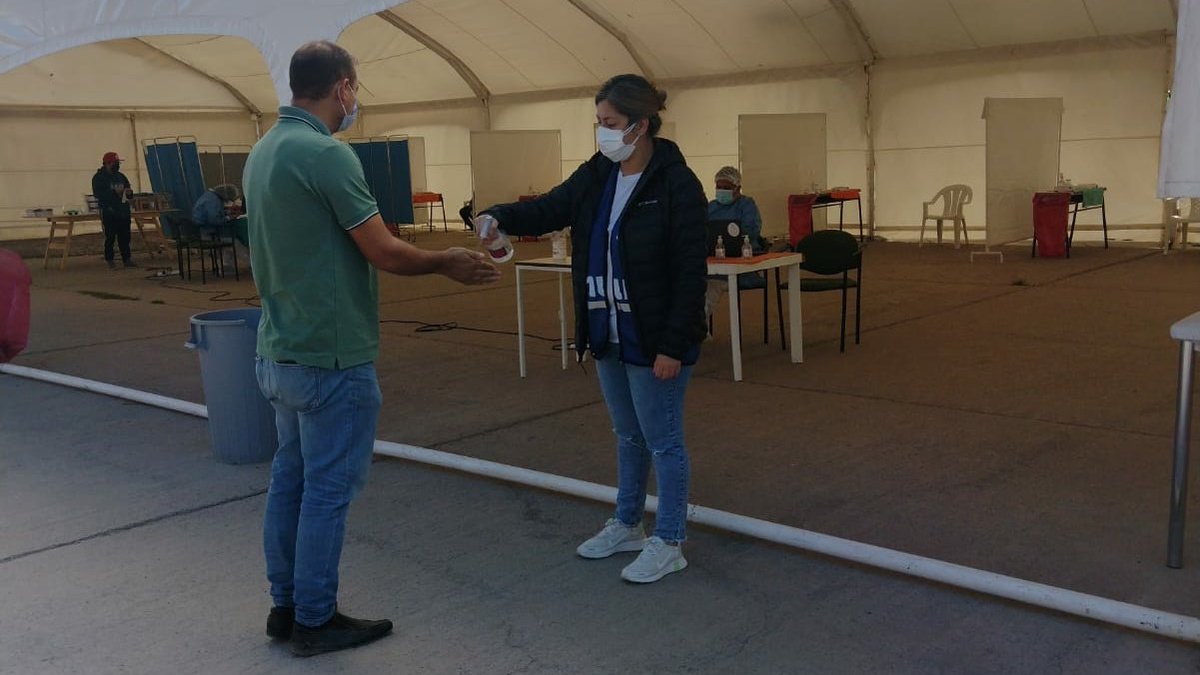 ElMPNesmasMPN's tweet photo. Hoy, como todos los días desde el inicio de la pandemia, nuestros equipos trabajaron junto a los de @NeuquenProv en los dispositivos del Plan de Vacunación y #ProgramaDetectAR.😷
Si aún no te vacunaste, mañana también podés hacerlo en #NeuquénCapital, acercate.💉
#CodoACodo💪 https://t.co/VaYJNl8LNP