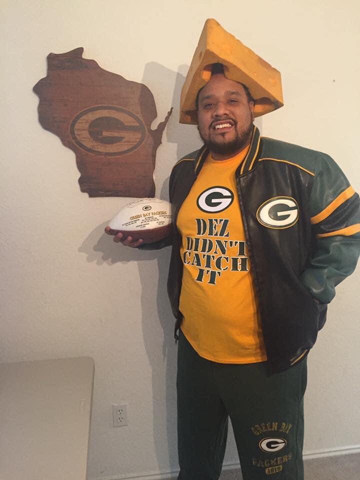 AdrianUTLB's tweet photo. My @packers about to get busy! One of the best days of my life was meeting @Donald_Driver80 and him showing around his crib and letting me take a pic with the Lombardy Trophy #CheesePlease #EverythingIsBetterWithCheese #WisconsinBred #MilwaukeeKid #DezDidntCatchIt ๐ง ๐ง๐ง https://t.co/CISnS3PHds