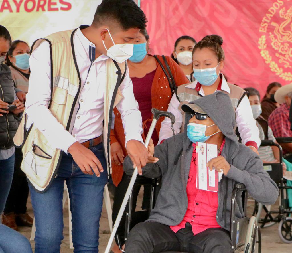 Cumpliendo la encomienda del <a href="/GobiernoMX/">Gobierno de México</a> y para garantizar el derecho a la pensión de las personas adultas mayores, entregamos tarjetas bancarias en Tuxtepec; invirtiendo más de 7 mdp, generamos bienestar para las familias.