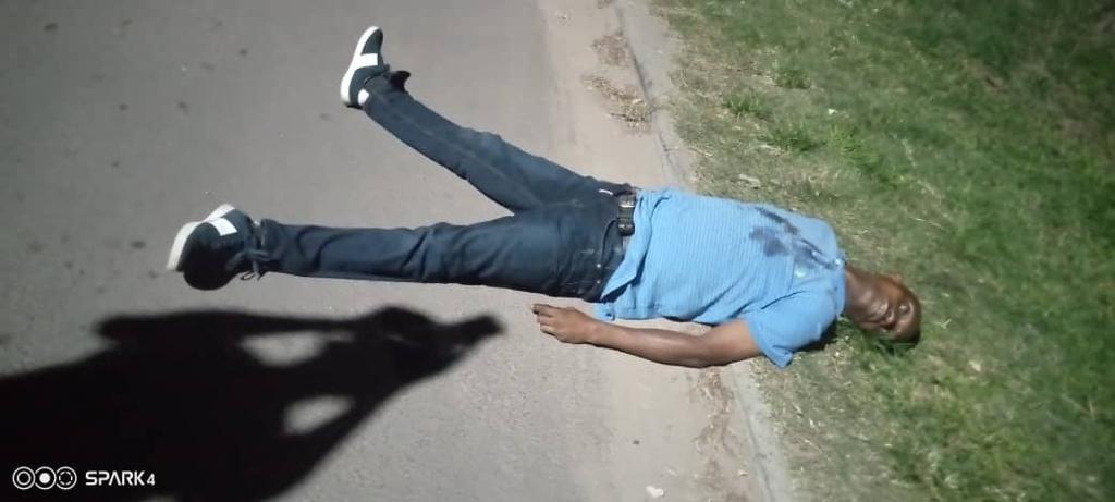 UniversTele's tweet photo. #URGENT #RDC | #Kinshasa : Un homme d'une cinquantaine révolue abattu ce samedi 22 janvier aux environs de 23h par un élément de la Garde Républicaine non autrement identifié, racontent des témoins de la scène. Le corps sans vie gît non loin de la Banque Centrale à Gombe https://t.co/MYFRZU4KEq