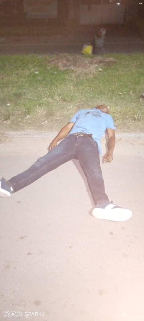 UniversTele's tweet photo. #URGENT #RDC | #Kinshasa : Un homme d'une cinquantaine révolue abattu ce samedi 22 janvier aux environs de 23h par un élément de la Garde Républicaine non autrement identifié, racontent des témoins de la scène. Le corps sans vie gît non loin de la Banque Centrale à Gombe https://t.co/MYFRZU4KEq