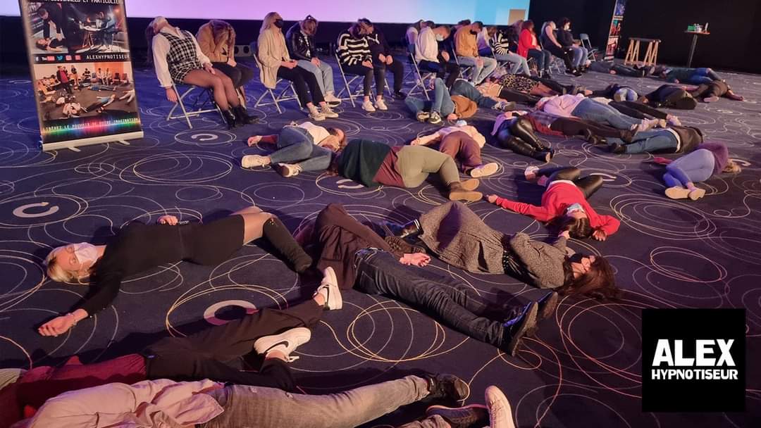 AlexHypnotiseur's tweet photo. Hier soir, beaucoup beaucoup de participants pour dormir lors de la représentation #hypnoseaucinema au @cinevillehenin! #hypnose #hypnosis #hypnotiseur #hypnotist #alexhypnotiseur #dormir #dors #sleep #sommeil #deepsleep #dodo #cineville #cinevilleheninbeaumont #heninbeaumont https://t.co/SbvW7Tj9co