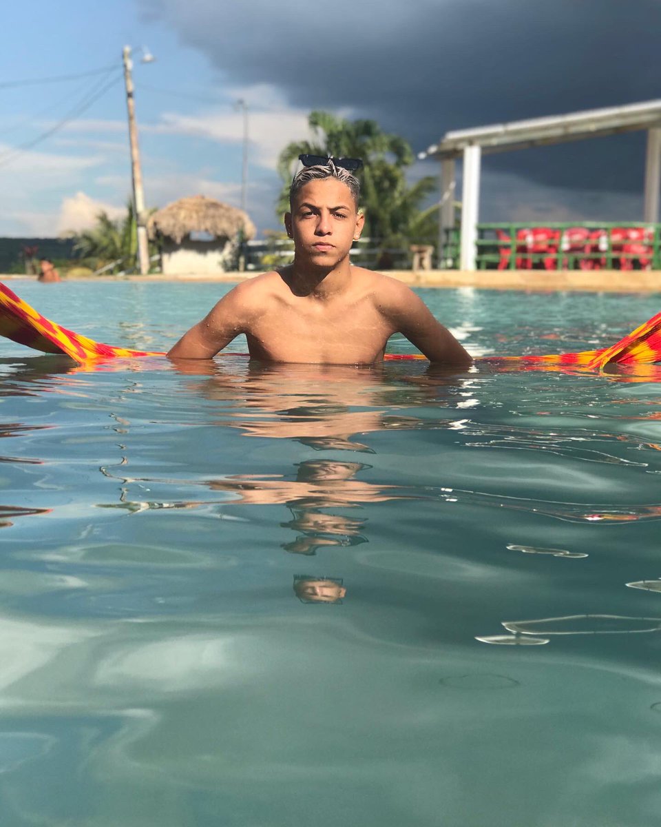 dg_junior06's tweet photo. dia azul , o mar é blu💙 https://t.co/SdssNAdAwD