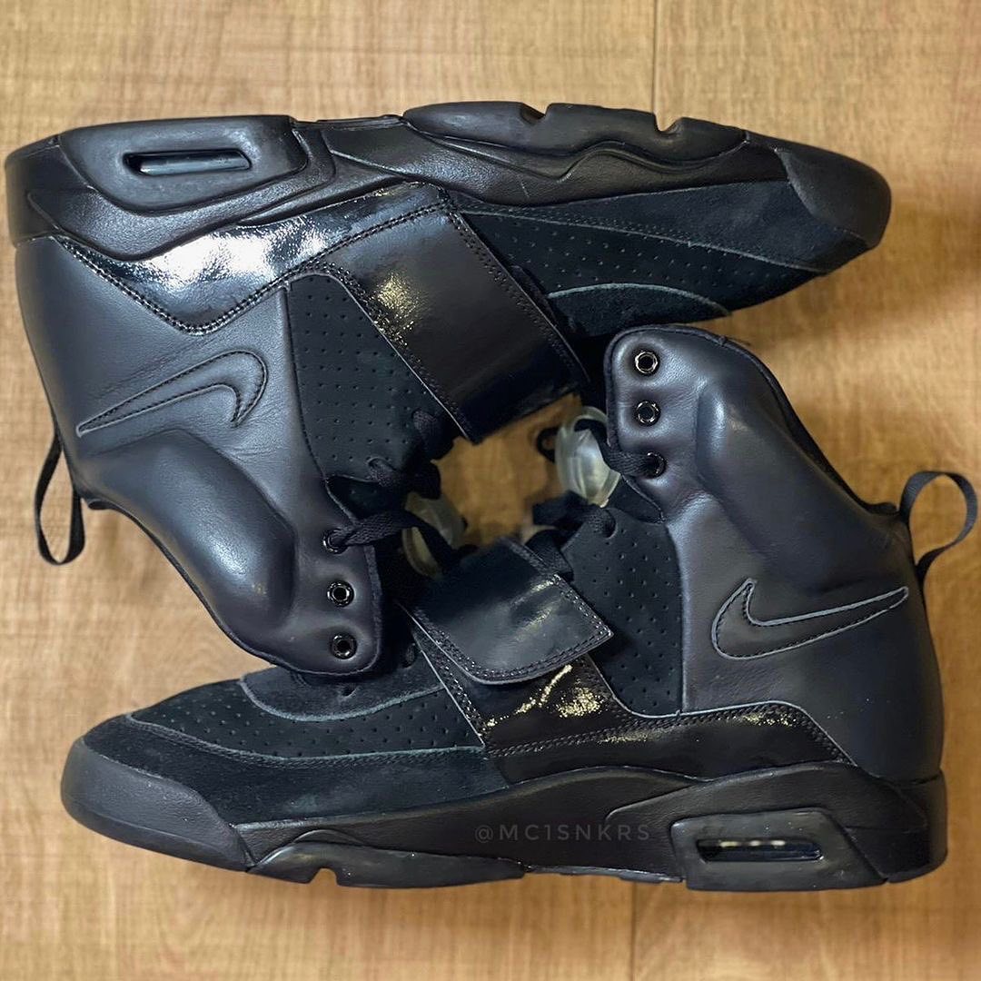 fashion_street0's tweet photo. ＼きたー‼️‼️／
Nike Air Yeezy 1 × Jordan 6 "Black" サンプル

ついにコラボを裏付けるサンプルモデルがリークされました。
カラーリングは全面ブラックで構成され、デザインはJordan 6をベースとしており、シューレス部分にはベルクロが採用されています。

https://t.co/3m6CliNGEm https://t.co/LzxezZxUJ9