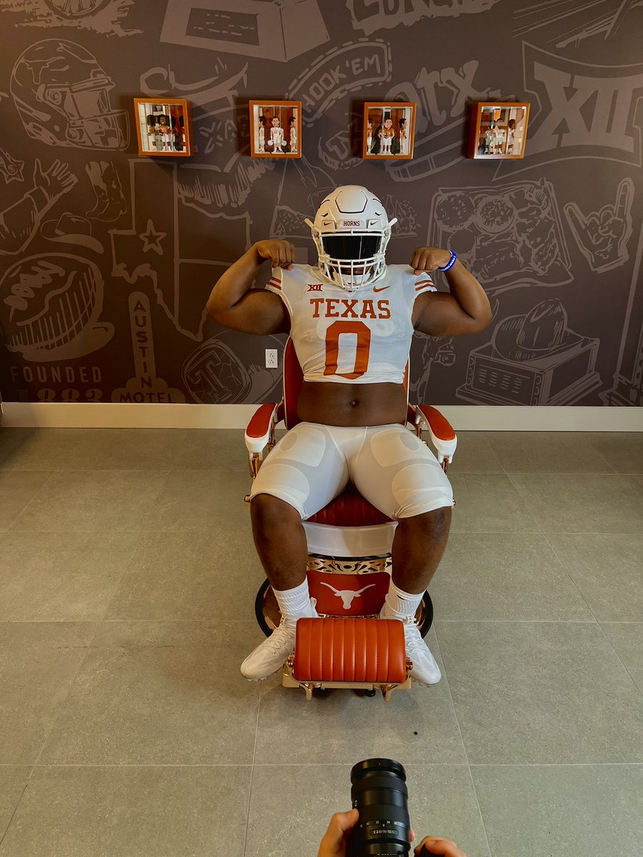 Had a great time at <a href="/TexasFootball/">Texas Football</a> Thank you for having me🧡🤍 <a href="/coachchoice/">Coach Choice</a> <a href="/CoachSark/">Steve Sarkisian</a> <a href="/CoachBoDavis/">Bo Davis</a> <a href="/tempo_strike/">Todd Peterman</a> @RLC550 #HookEm #AllGasNoBrakes
