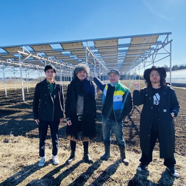 アーティスト電力の、理想的なソーラーシェアリングのモデルケースである、栃木県はグリーンシステムコーポレーションさん視察に、佐藤タイジさんとジョー横溝さんが来てくれました！
みんな電力のホープ・宇野くんと、みんでん／UPDATER・大石社長も一緒に、楽しげな一枚。
#佐藤タイジ #みんな電力