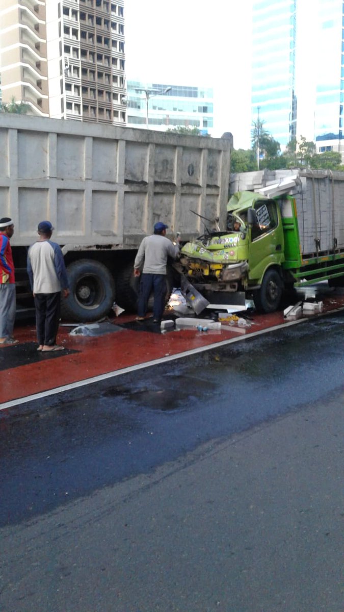05.54 Terjadi kecelakaan melibatkan 2 truk di dpn Balai Kartini Jakarta Selatan, korban tutup usia dan masih dalam penanganan petugas.