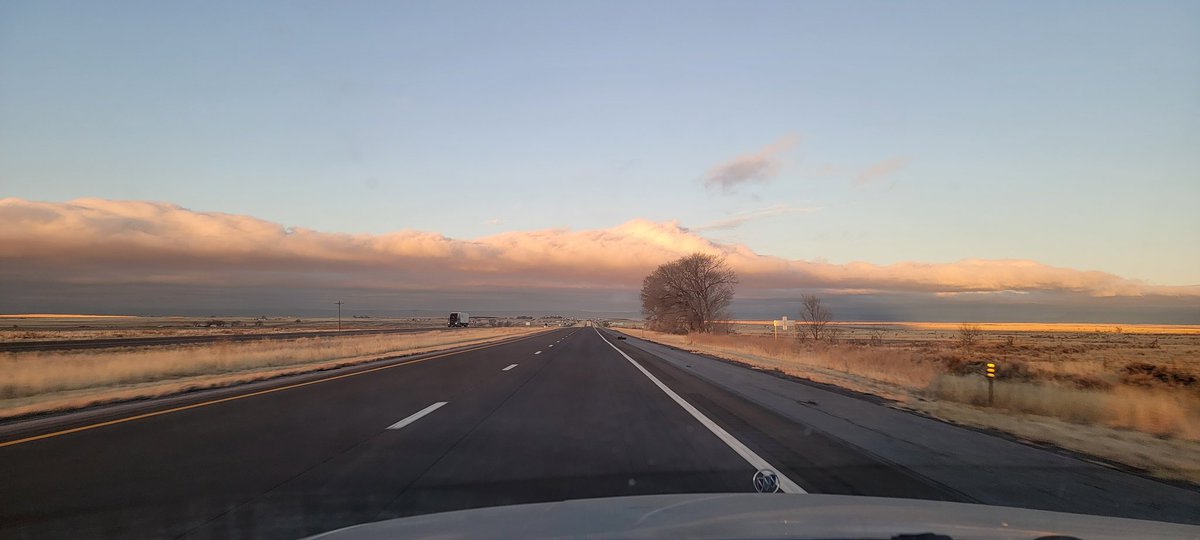 ysaandsam's tweet photo. Pretty scenery in Utah and New Mexico.
#Storm #pinkclouds #newoldcar https://t.co/7ac8gIS6TZ