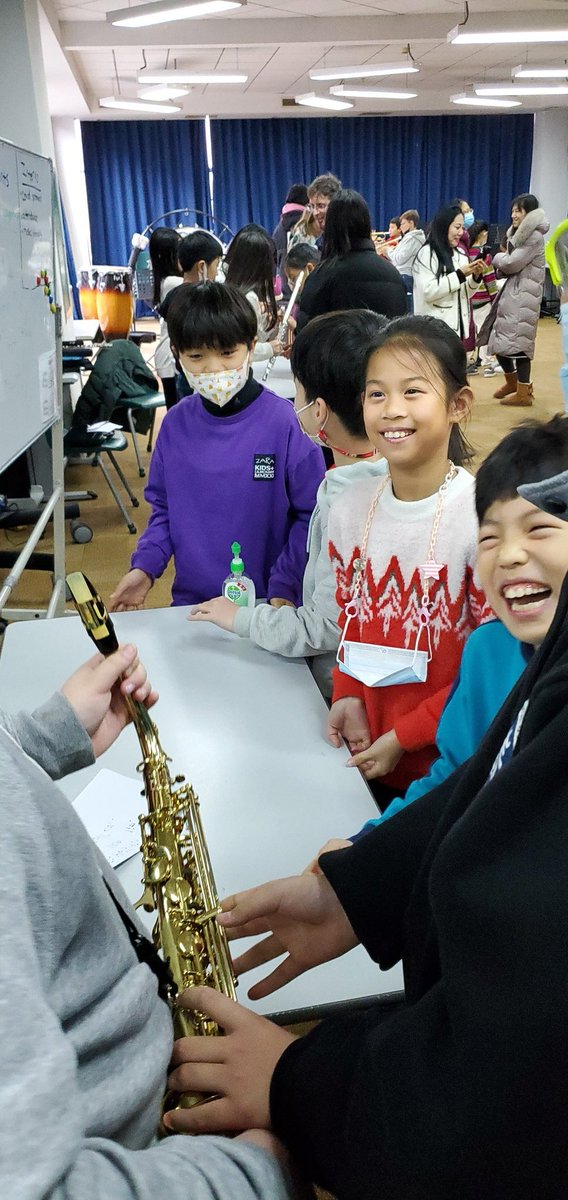 ExpatMusicEd's tweet photo. Grade 5 Band's Instrument Petting Zoo was a hit with our future band students on Key Assignment Day. #musiced #inquiry #band https://t.co/2FtZtXbGvG