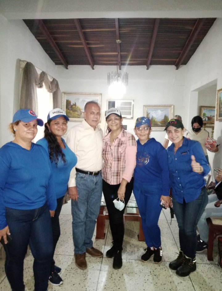 Genuinas guerreras de UNTBaralt al lado del Gobernador Manuel Rosales y la primera dama Eveling Trejos de Rosales #ElZuliaEstaPrimero <a href="/UNTZuliaOficial/">Un Nuevo Tiempo</a> <a href="/jlalcalar/">José Luis Alcalá Rhode</a> <a href="/BermudezJustoVE/">Justo Bermúdez⚡</a> <a href="/jaciuntbaralt/">@jaci-untbaralt</a> <a href="/Millie_nava/">♣Mili_ Nava ♥</a> <a href="/octaviobarreto/">Octavio Barreto</a> <a href="/HectorCuencaUNT/">Hector Cuenca</a>