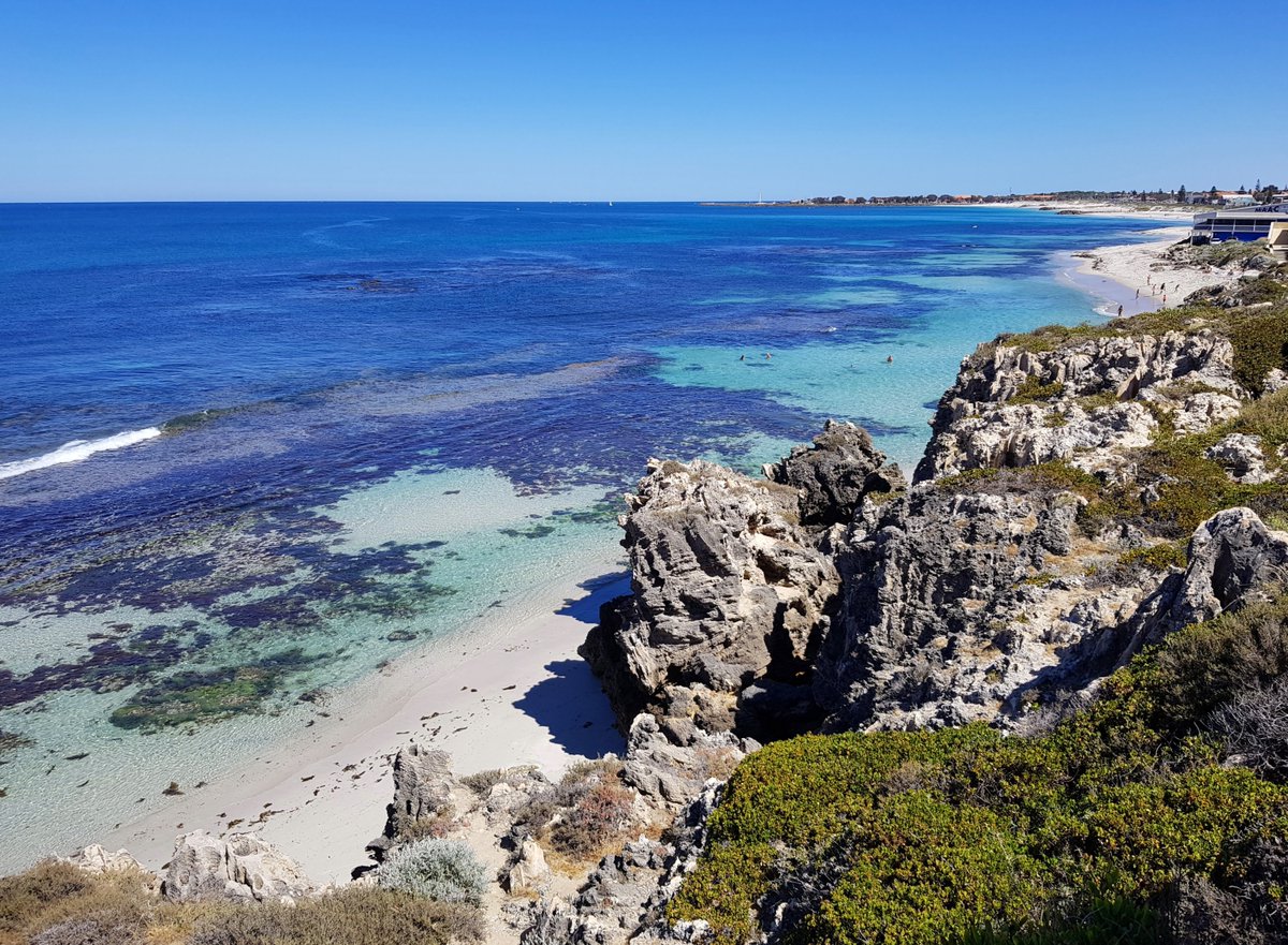 #Perth recorded its 6th day in a row over 40C on Sunday which equals Adelaide in 2009. A total of 11 days have now been recorded for the summer.  A cooler change is on the way on Monday with a max of 33C before hot weather returns next weekend.
ow.ly/2s3v50HAJoW