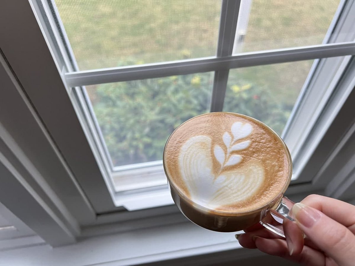 flybutt95484218's tweet photo. Let go of the heavy work, calm down and drink a latte, feel the time flies, this kind of life is very beautiful. https://t.co/0iqhrlYddj