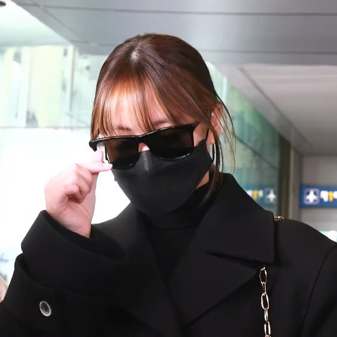 ollyssi's tweet photo. HIRAI MOMO MAKING THE AIRPORT HER OWN RUNWAY 😍 https://t.co/WeUQFlZE0P