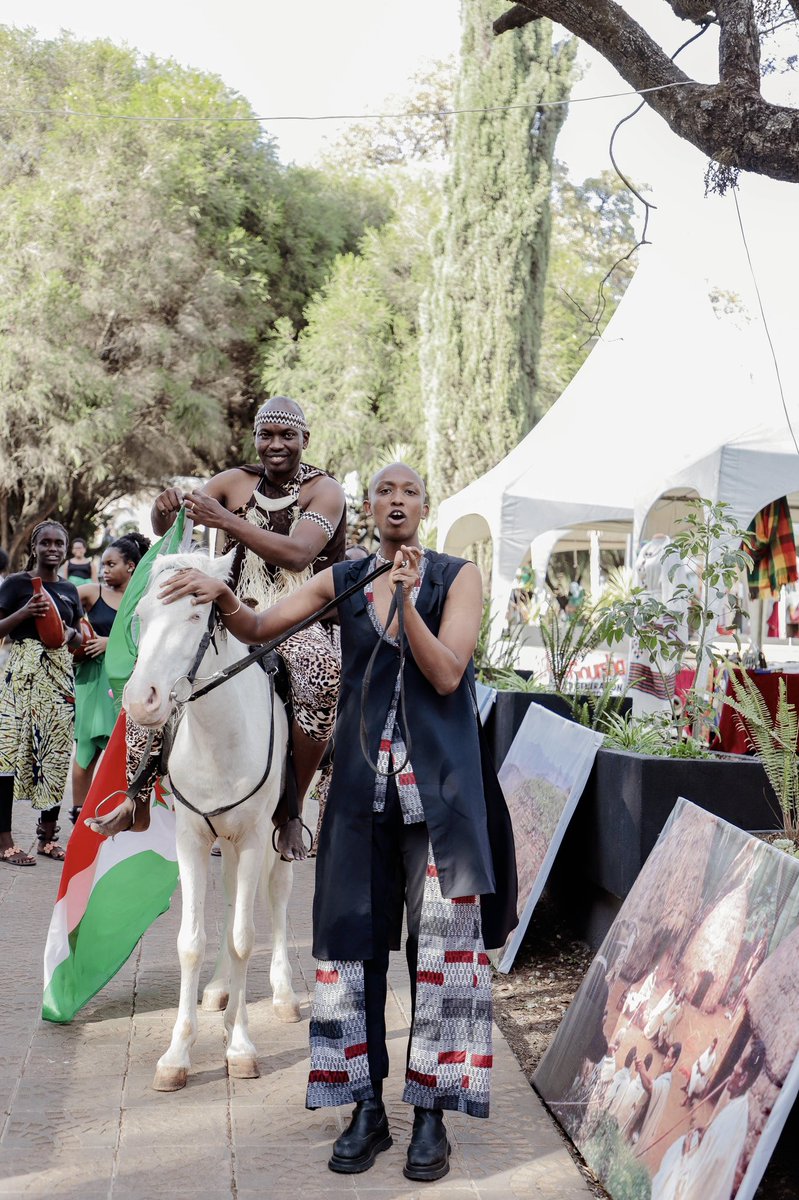 BurundinAddis's tweet photo. Tremendous and exciting moment when many pairs of eyes were scrutinising Ambassador @willynyamitwe riding a horse with the #Burundi Flag in one hand and dressed in a traditional Burundian King’s attire. Mixture of Burundian and #Ethiopia-n cultures.

#BurundiEthiopia https://t.co/Y0EnWTdg5F