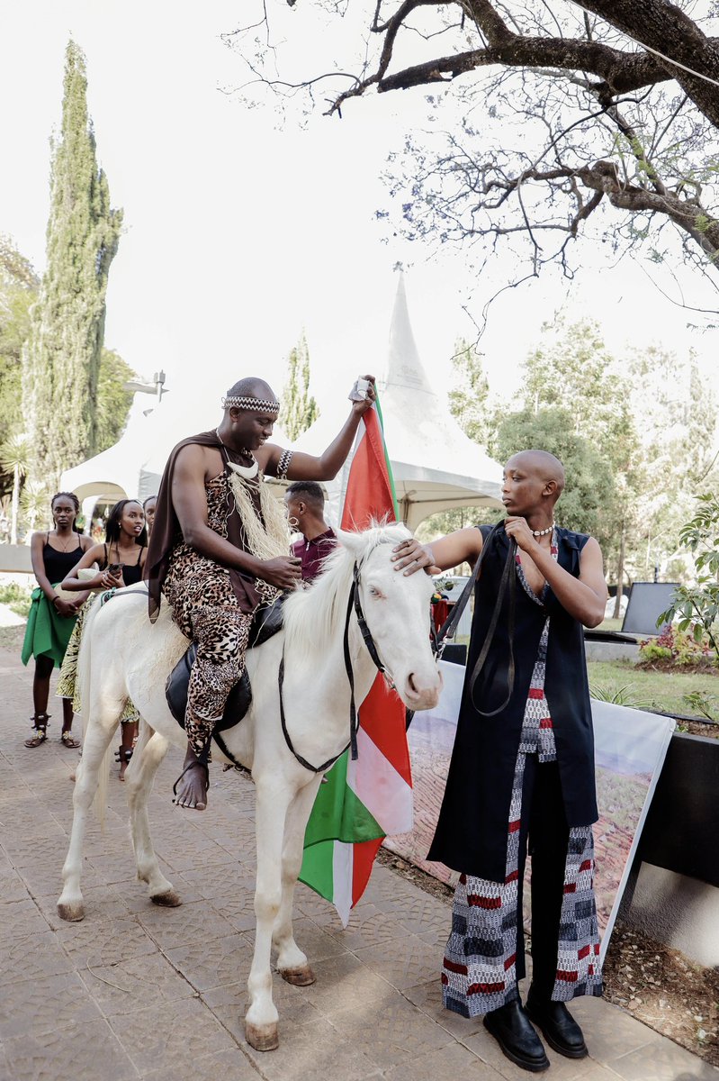 BurundinAddis's tweet photo. Tremendous and exciting moment when many pairs of eyes were scrutinising Ambassador @willynyamitwe riding a horse with the #Burundi Flag in one hand and dressed in a traditional Burundian King’s attire. Mixture of Burundian and #Ethiopia-n cultures.

#BurundiEthiopia https://t.co/Y0EnWTdg5F