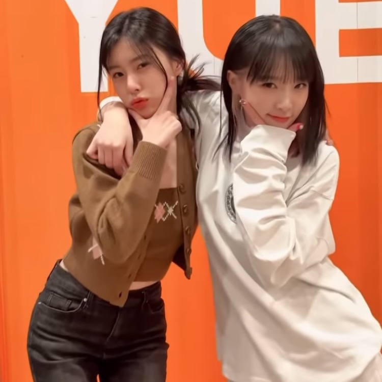 cynhourly's tweet photo. with @dailyhyemu @hyewonhrly @hourlyhyem @hyewonhour!
#최예나 #YENA #アイズワン https://t.co/PHGHy19J2Y