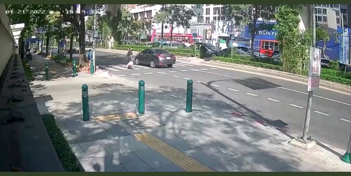 mpeer's tweet photo. A Thai doctor was killed on a zebra crossing in Bangkok when a motorcycle driver crashed into her. 

Drivers in Thailand almost never stop for pedestrians. 

Every driver who behaves like this should be ashamed of themselves. 

My condolences to the victim's family. #หมอกระต่าย https://t.co/L5bqS7SYNn