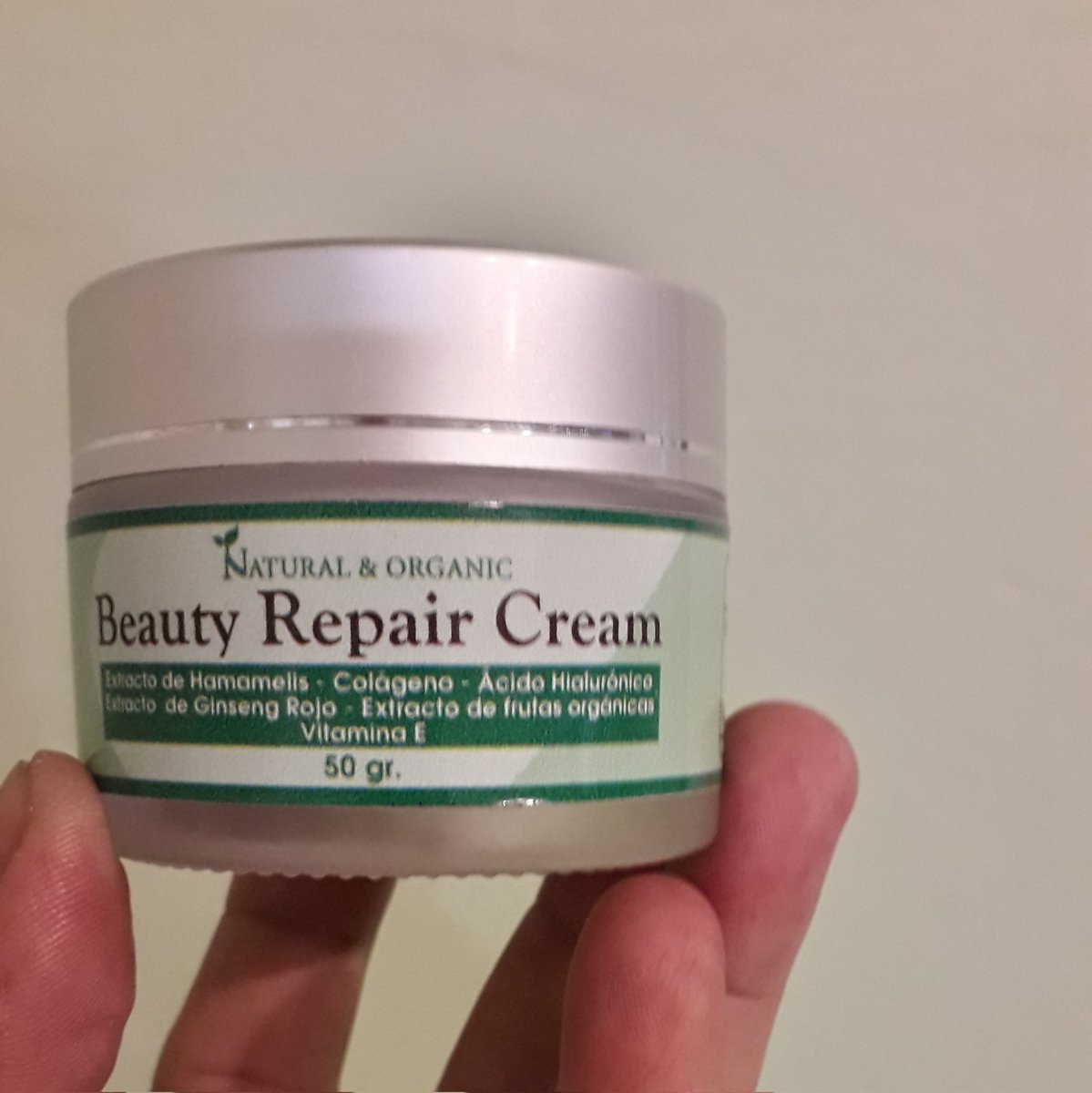 ivan196302's tweet photo. Soñar despierto nunca es malo!! Si de mis 4250 seguidores, comprara la crema el 10% me podría operar lo antes posible...Si no la compras me ayudas con tu RT y LIKES. https://t.co/V0615fvies