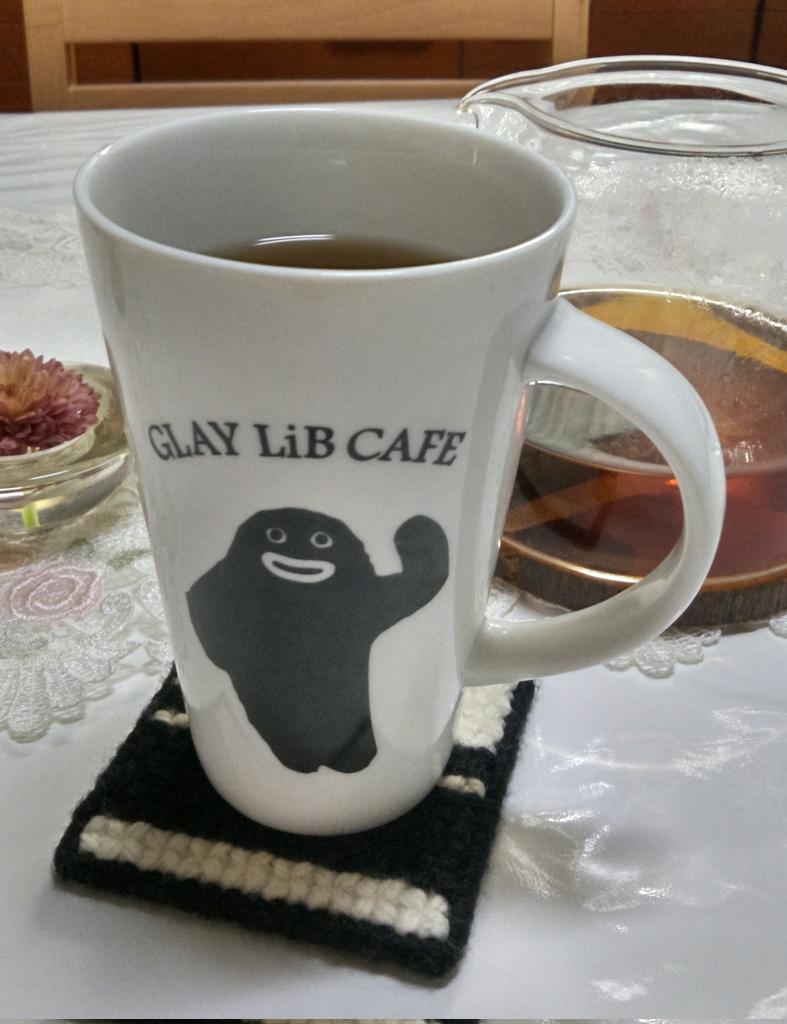 KKYMGT's tweet photo. 安定のサラダブランチ。紫レタス、トレビス、プチヴェール、ルッコラ、紫キャベツ、ホワイト西洋人参、オレンジビーツ、紅くるりとトマト。マルシェ当日若しくは前日に収穫してる農家さんたち、新鮮野菜に感謝!からのホットマテ茶☕
今日もズラーがお供してるズラー!☺️
#GLAY
#ZURA
#LiBCAFE https://t.co/mZt4yDawGQ