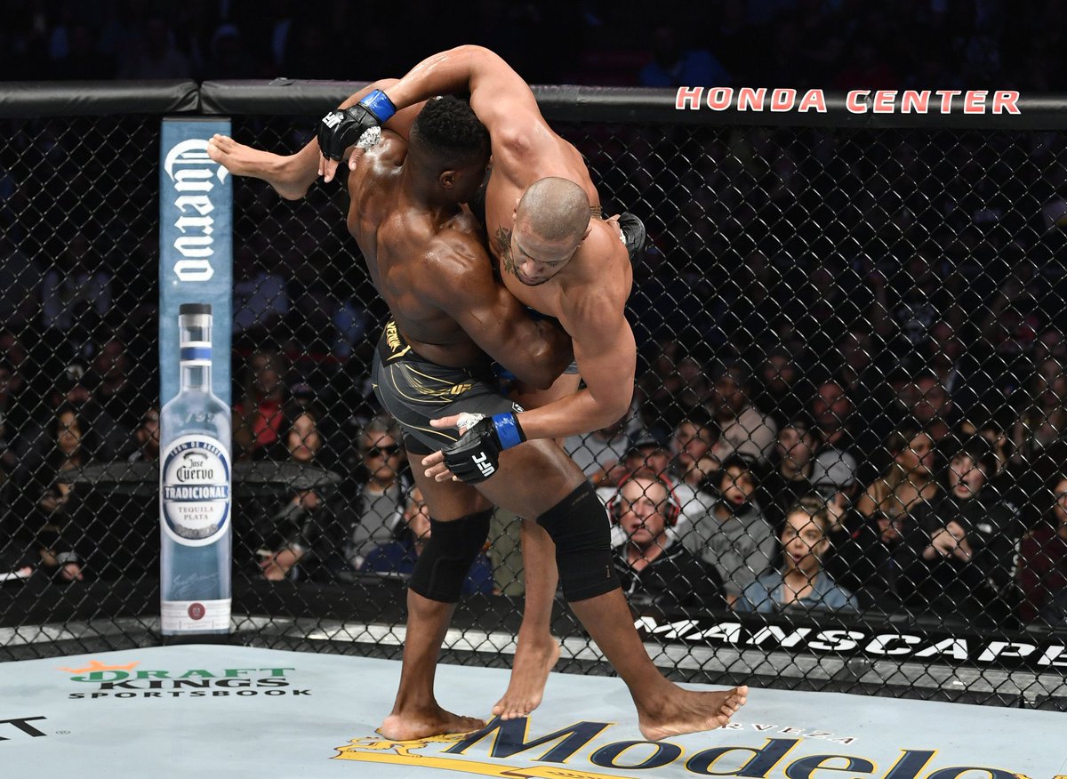 LaSueur_off's tweet image. Francis Ngannou enchaîne les takedowns ! 🛫🛬 

#UFC270
