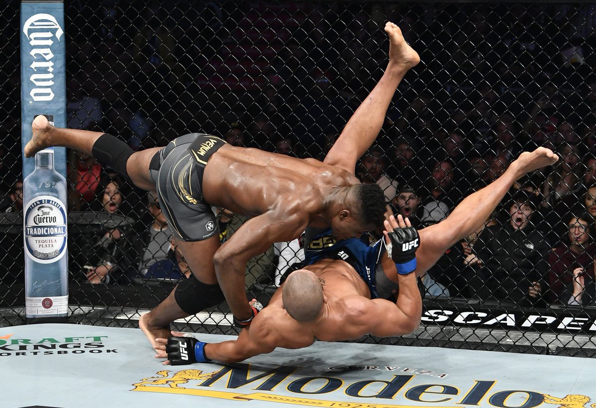 LaSueur_off's tweet image. Francis Ngannou enchaîne les takedowns ! 🛫🛬 

#UFC270