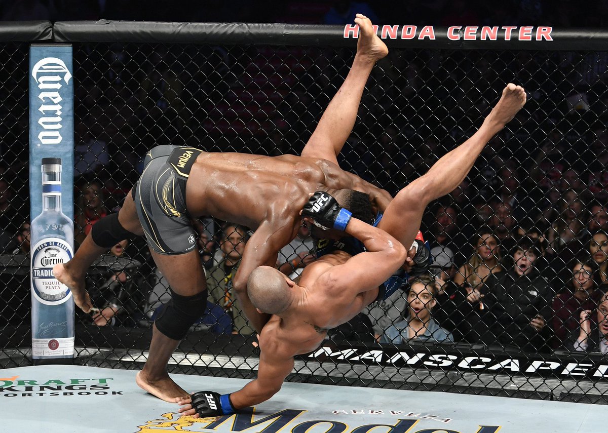 LaSueur_off's tweet image. Francis Ngannou enchaîne les takedowns ! 🛫🛬 

#UFC270