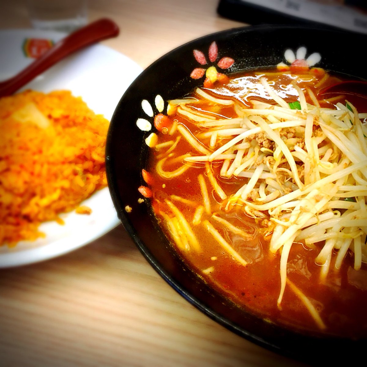 tomas69b's tweet photo. よし拵えた♪
今日はルナティック雑伎團の
お稽古Σ\( ̄▽ ̄)/ビシッ⚡️
そして月末1.3(日)は
スラッピングヘッドで
SUNDAYNIGHTMAREに
出演しますぞ~♪
さぁさぁカムカムょ~⚡️
@lunatic1968_c🦇 #eccentricpunk #nextsunday #nagoya #slapinghead #sundaynightmare #王将 #🍜 https://t.co/C0HasXTWxu