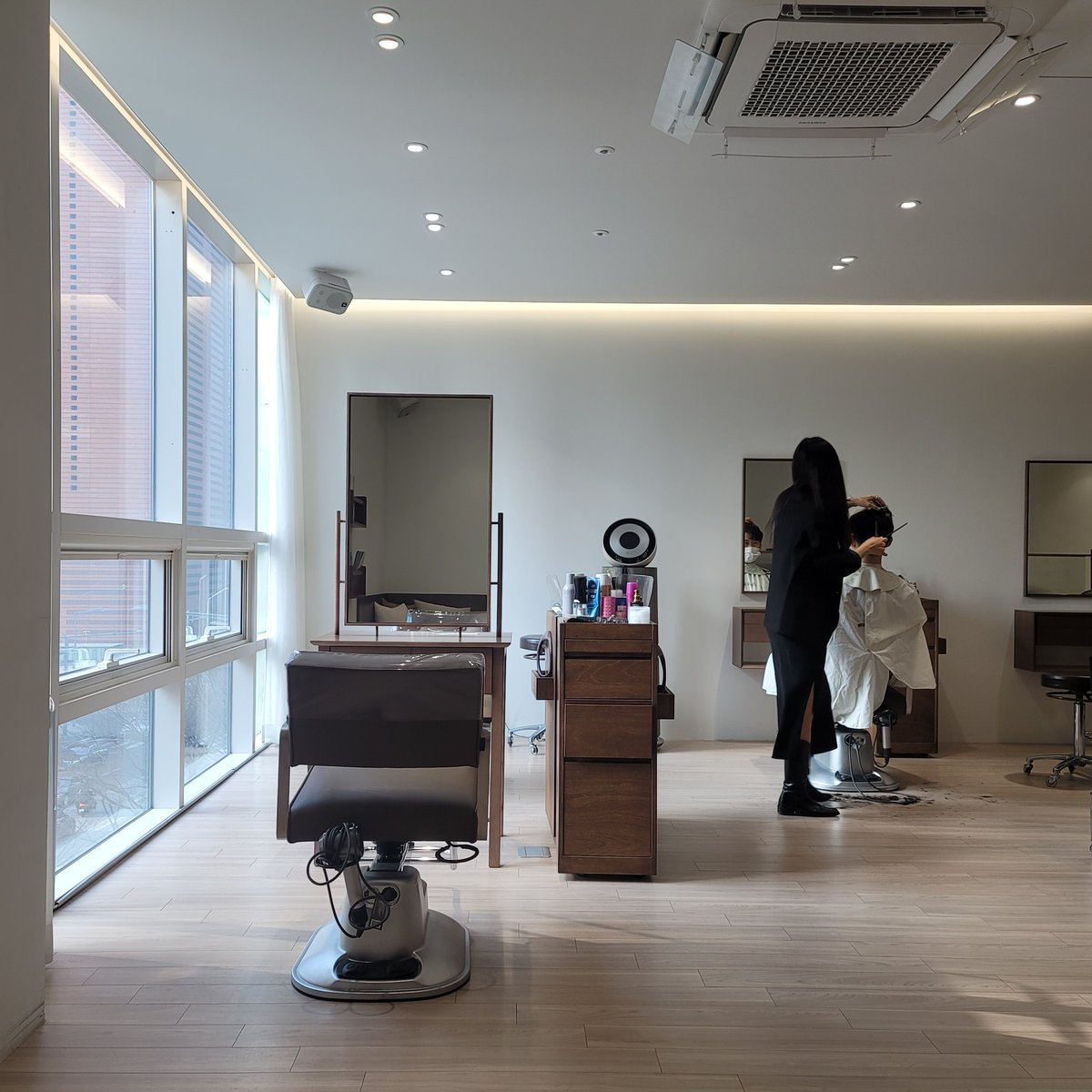 아침부터 머리하러 왔다.
설 전에 새치 제초 작업하러.
다음 주는 일요일까지 일하니까.
오늘이 마지막 찬스임. 졸려 😭