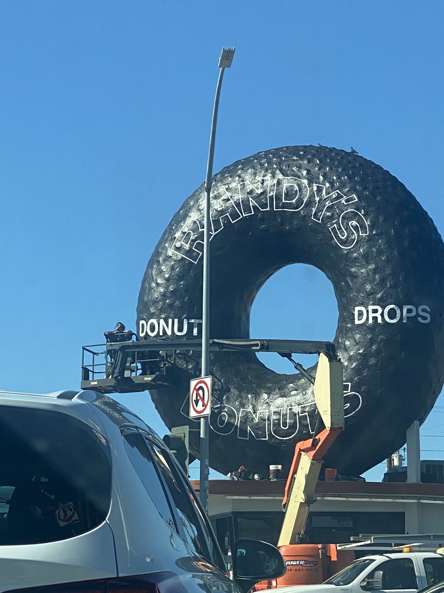 MaldoAlessandra's tweet photo. Nice 🍩 @RandysDonutsLA https://t.co/iaOpA23iab