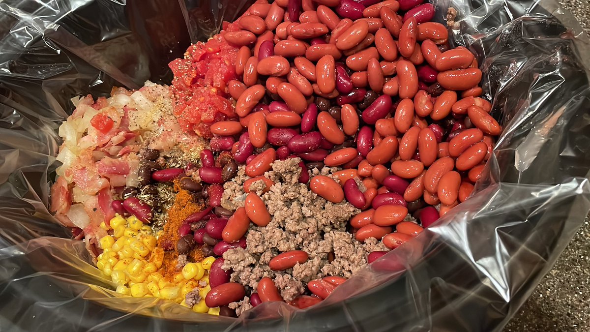 mrslorijg's tweet photo. #SlowCookerChili will be ready in the morning 😋 https://t.co/ZfEHopYQWM