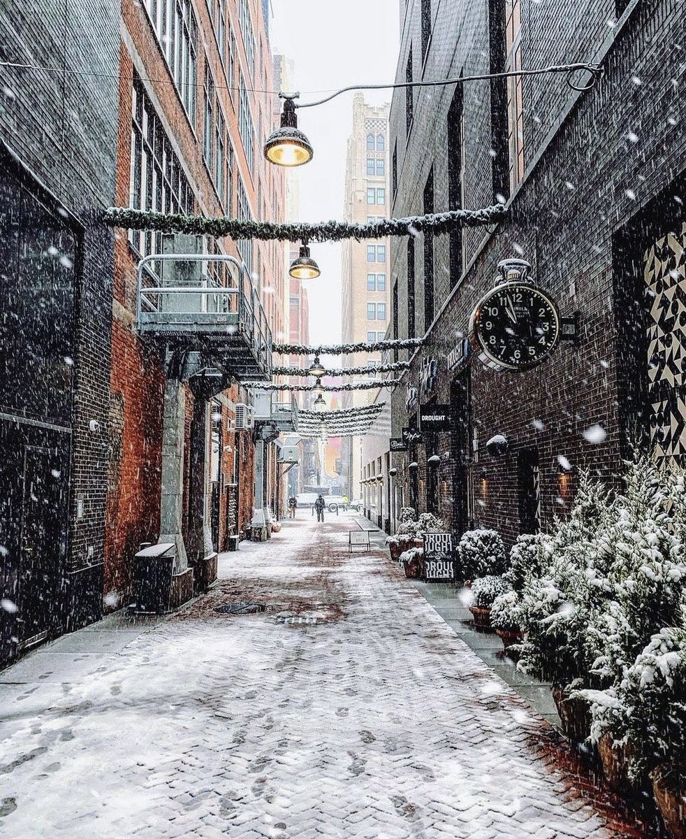 Retweet if you love this city❤️

📸: metro.detroiter