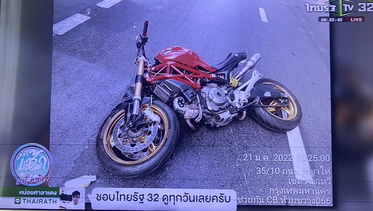 BeautyDiaryNews's tweet photo. คุณหมอกระต่ายเดินข้ามทางม้าลายหน้าสถาบันไตภูมิ แล้วโดนbig bikeชนเสียชีวิต ดูข่าวเห็นบอกทุกคันหยุด มี Ducati คันนี้ไม่หยุด คนชนเป็นตำรวจ
ใครมีกล้องหน้ารถ���ี่บันทึกเหตุการณ์ได้ เอาให้ทางญาติด้วยนะคะ คุณหมออนาคตยังอีกไกลมาก ขอแสดงความเสียใจกับครอบครัวด้วยนะคะ https://t.co/Z4KuSPsxDG