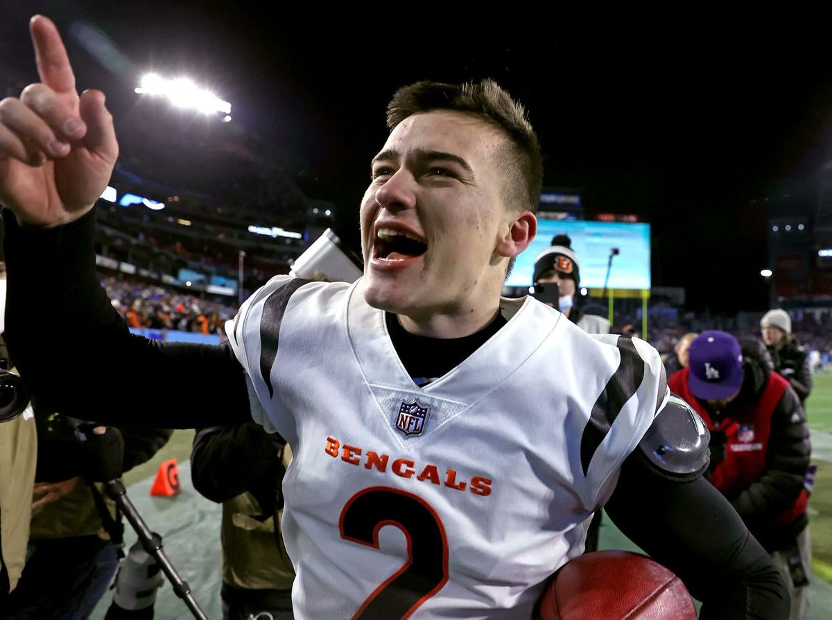 Joe Burrow Says Evan McPherson Told The Bengals Bench "Looks Like We're Going To The AFC Championship" Before Taking The Field To Drill His 52 Yard Game Winning Field Goal 
bars.tl/3403031