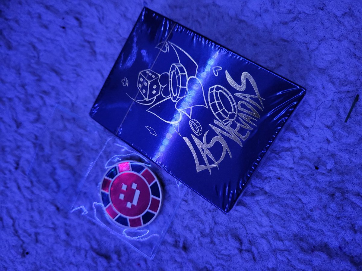 TsukiUsa0111's tweet photo. AYOOOOO MY QUACKITY / LAS NEVADAS CARDS AND COIN CAME IN LETS GOOO This is such high quality what the fuckkkk #Quackity #lasnevadas #mcyt #lasnevadasmerch #quackitymerch https://t.co/ofEvYUeNhR