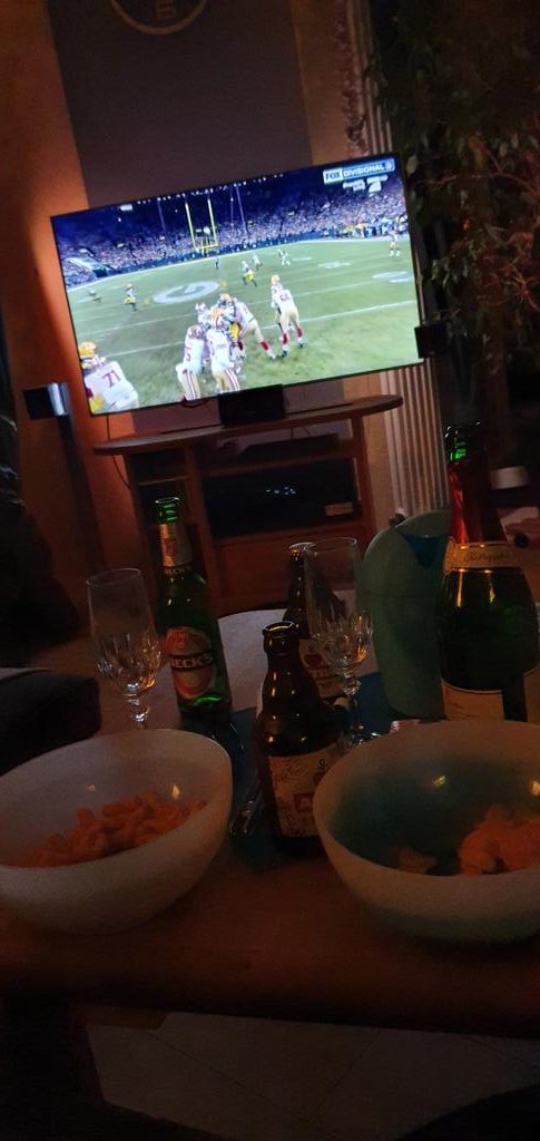 NaBre92's tweet photo. Männer ins Bett geschickt und nu Mädels Abend/Nacht mit meiner Mam ( die übrigens heute (23.1.) Geburtstag hat)

Alles Gute zum Geburtstag Mama @Karibi23 

#ranNFLsuechtig #ranNFL @ransport @ProSiebenMAXX https://t.co/QLOtlM8Z2Y