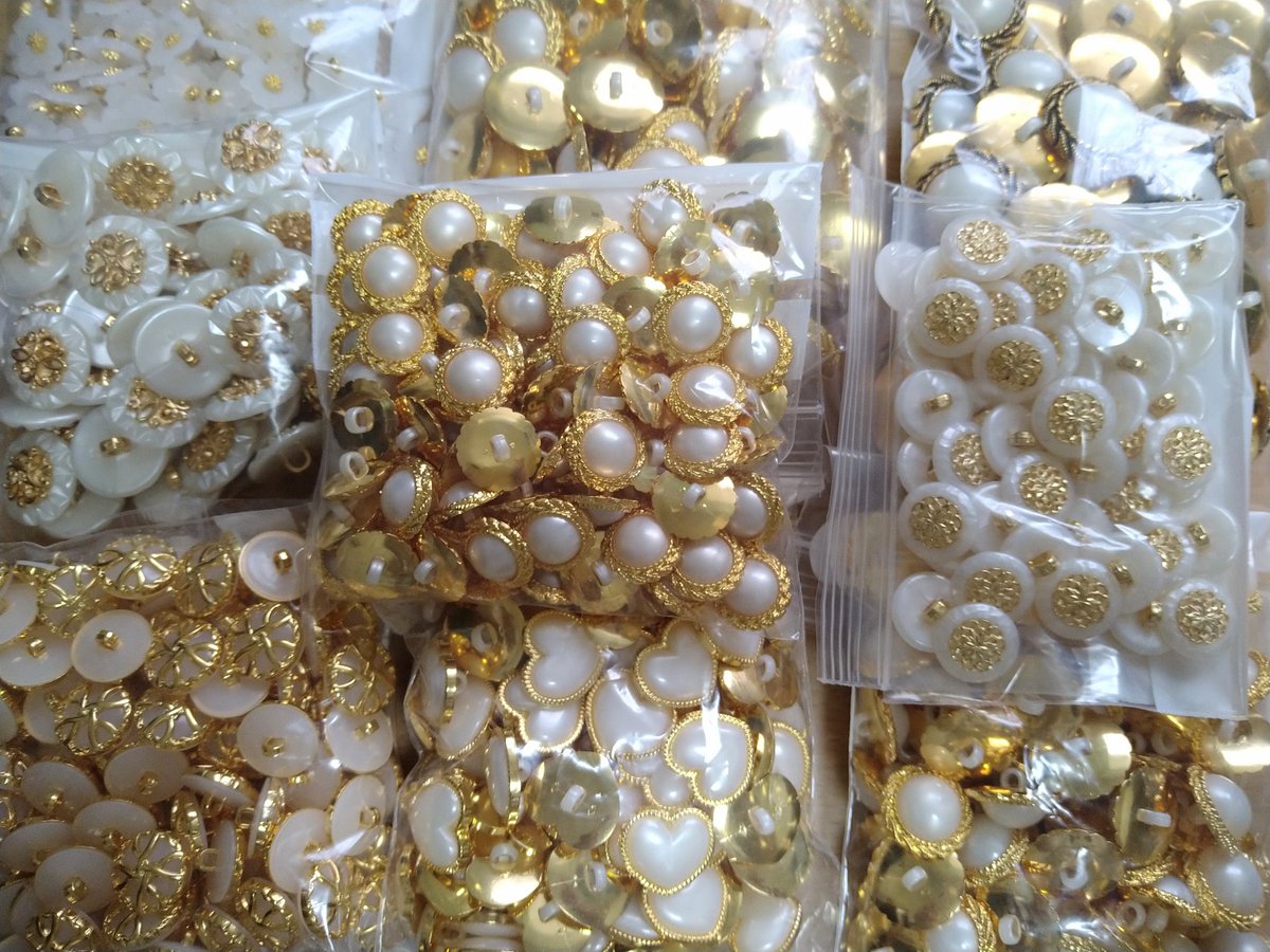 sozai_acce's tweet photo. 初めてボタンを染めてみた♥
綺麗に染まった(*^▽^*)
大量ボタンを染めまくります(*´艸`*)
自分用だけでなく販売もしますので気になる方はインスタアカウント作りましたのでフォロー下さい♥
大体1個￥50ぐらいで販売します✨
#アンティークボタン
#ボタンカボション
https://t.co/C8PR6Q4NQw https://t.co/VCHuviBNp2
