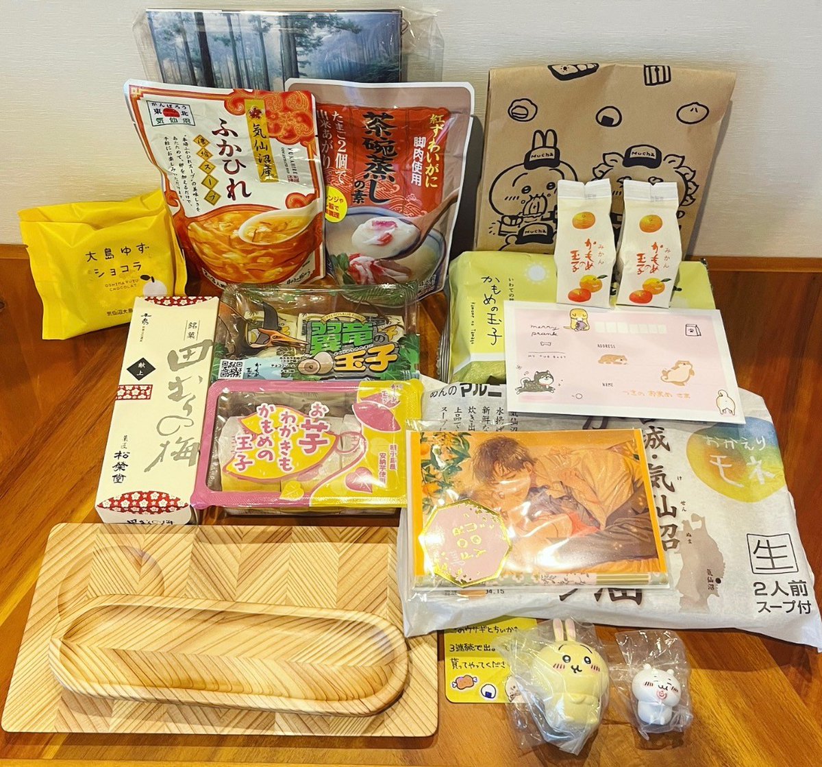 編集部から年賀状やお手紙、プレゼントを受け取りました!
作品の感想や誕生日のお祝い、読者さんの近況、質問(わたしはA型ですよ～!)等本当に有難うございます😭プレゼントも大好物から初めましての食べ物やケア商品からこたの大好物のおやつまで…うぅ…大切にします;;イラストも可愛くて…! 