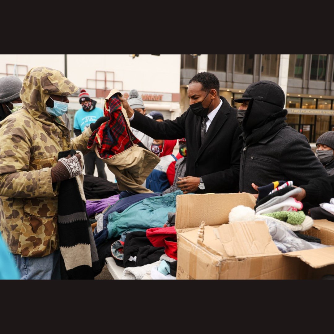 On MLK Day  Mayor Andre Dickens along with Commissioner Khadijah Abdur-Rahman, City Councilwomen Andrea Boone, and Iman Atlanta hosted a day of service at Underground, distributing over 300 coats and warm weather gear to our unhoused friends in Downtown. https://t.co/hQBqMf1peq