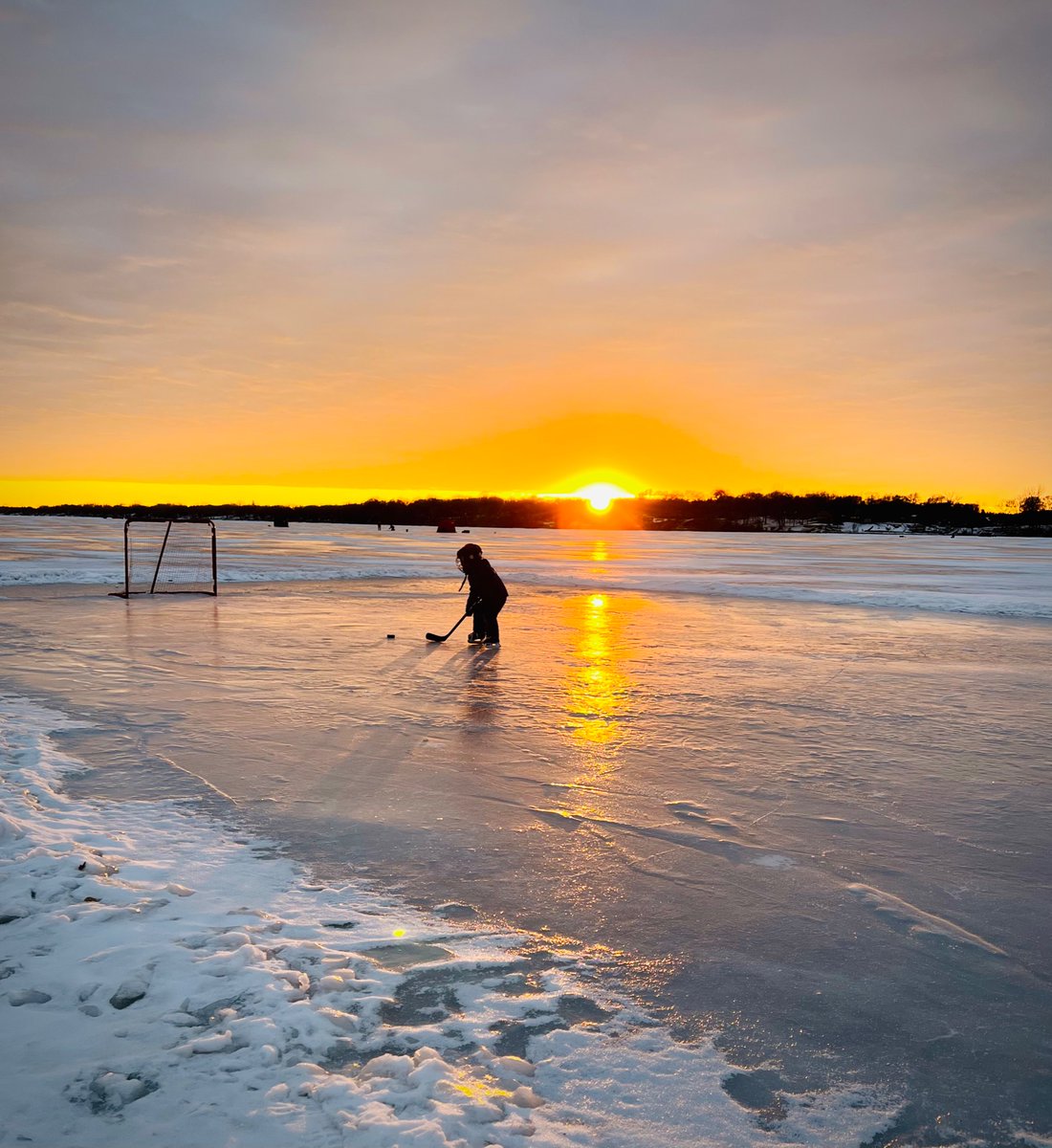 using every minute of light 🏒 🥅 
#HockeyDayMN <a href="/HockeyDayMN/">Hockey Day Minnesota</a>