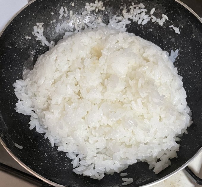 鍋だと焦げ付きやすくてフライパンに切り替えたけどもう慣れたもんよ!
少しだけお焦げ付けちゃって香ばしさも!w 