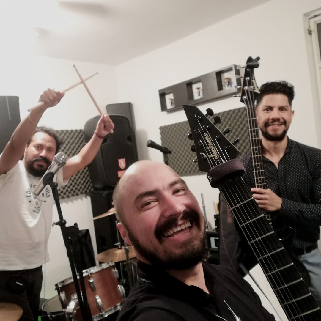 andres_chagolla's tweet photo. Tarde de ensayo 🎸😎🍻🥁
#jacksonguitars
#GruvGear
#rehearsal
#havingfun
#asimetrico https://t.co/YcVkwimvNq