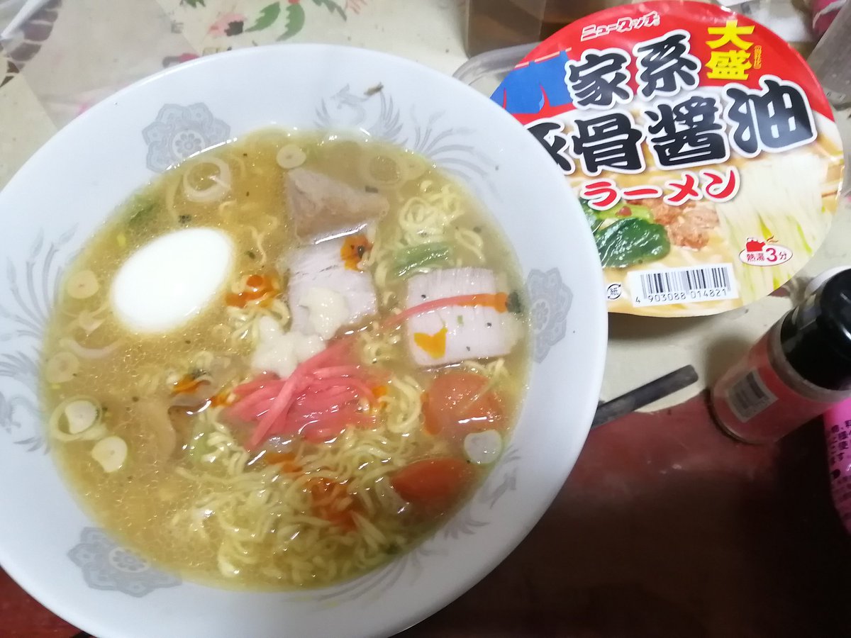 前 豚骨醤油ラーメン 自家製焼豚 ジャガイモ 人参 ネギ ニンニク 七味唐辛子 コショウ チャーシューの脂入れたからしつこい