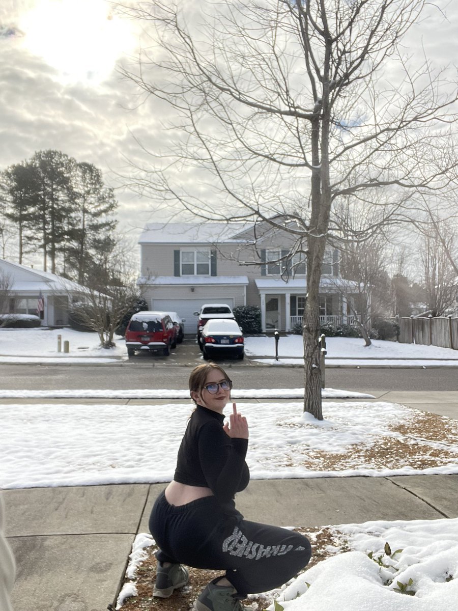 me being a lil thottie in the snow ❄️🥶