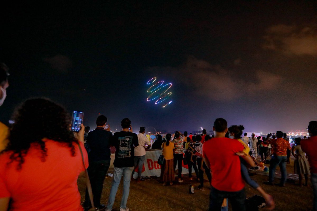 The Hon. Minister <a href="/RajapaksaNamal/">Namal Rajapaksa</a> presided over the Sri Lanka’s 1st ever drone show, organized by ‘<a href="/daraz_lk/">Daraz Sri Lanka</a>’, which was held yesterday (22) lighting up the Galle Face Green airspace.